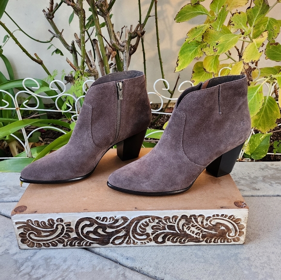 Chic Frye Soft Grey Suede Ankle Booties - Picture 5 of 11